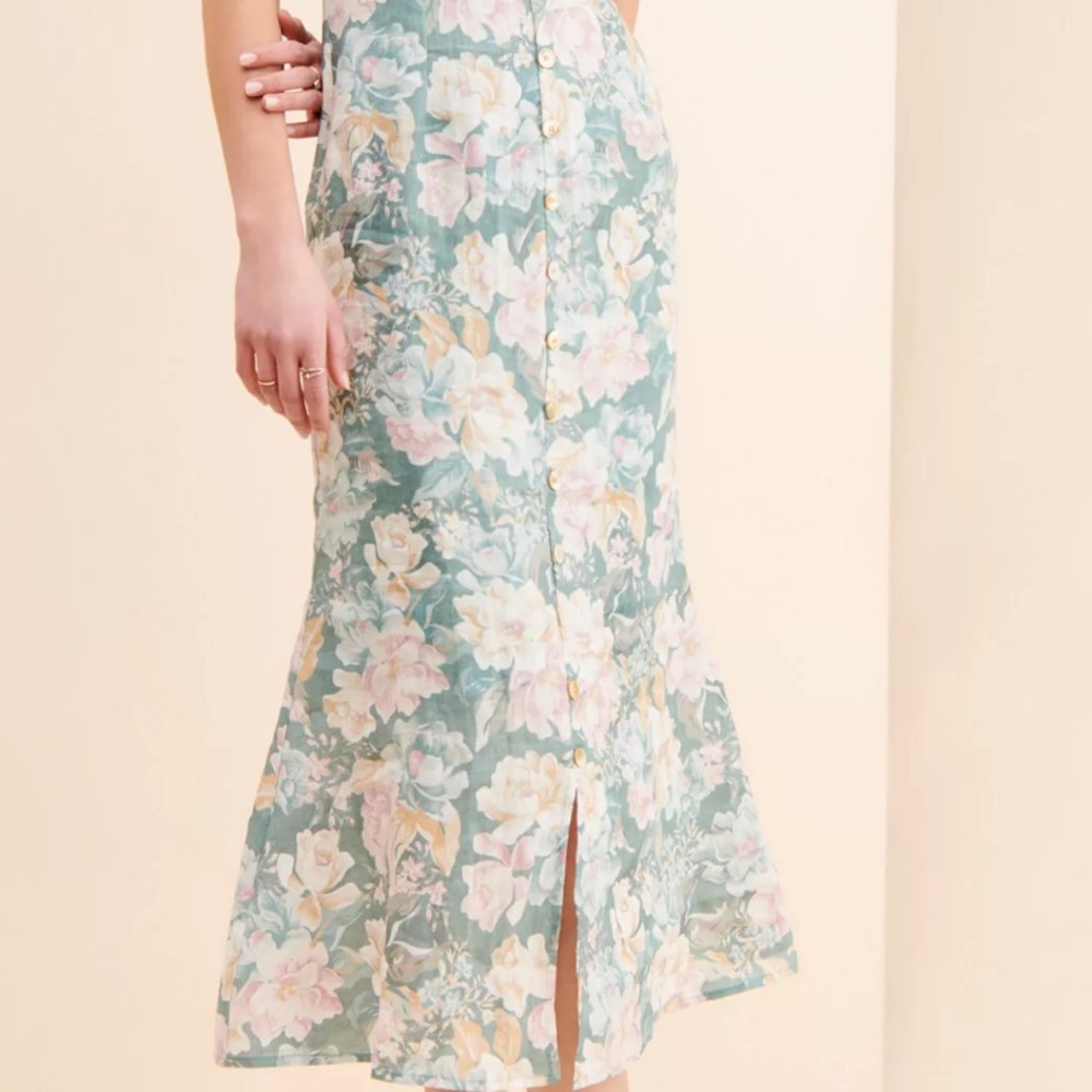 We Are Kindred Isobel Linen Midi Dress
We Are Kindred Size 2 - Picture 3 of 6